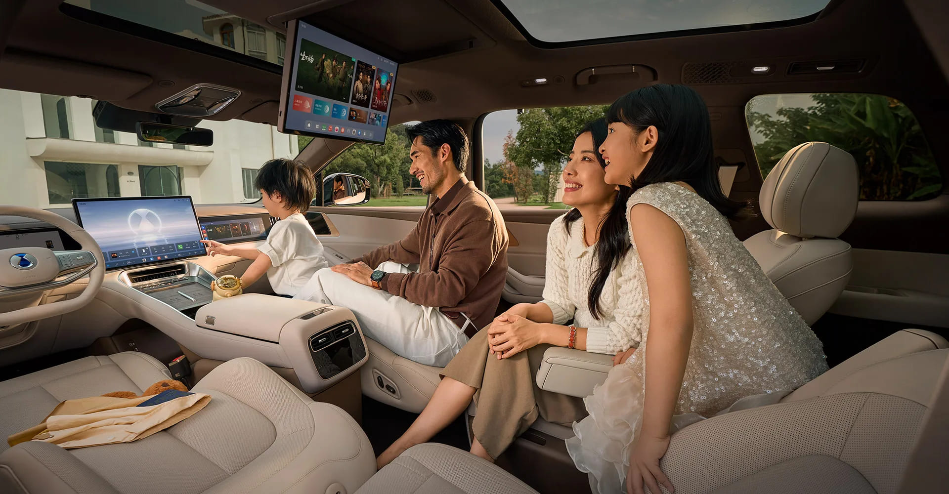 Кинотеатр позади